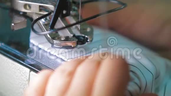衬衫纽扣上的机器缝纫视频的预览图