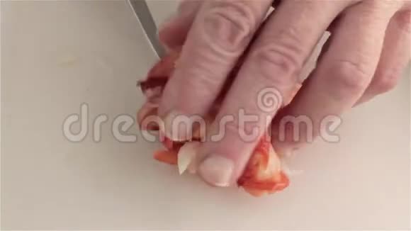 切板上切龙虾肉视频的预览图