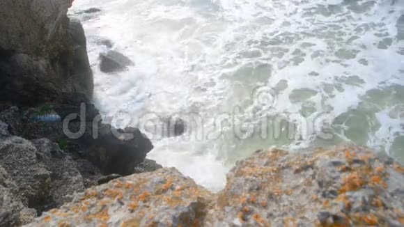 前景危险的海浪和悬崖视频的预览图