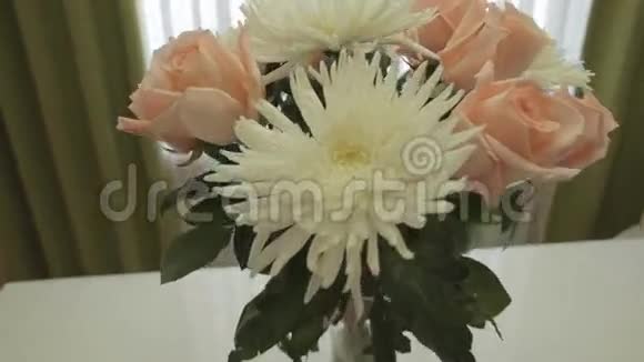 美丽的白色菊花和粉红色玫瑰花束在家庭内部视频的预览图