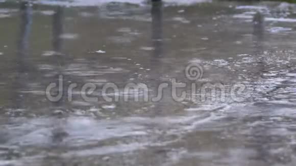 雨水落在人行道上形成一个水坑视频的预览图