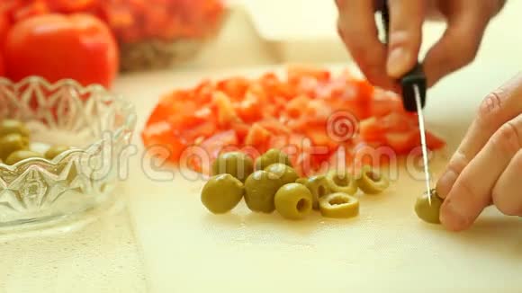 食物用菜刀切片青橄榄红番茄视频的预览图