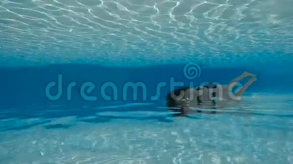 女子在水下慢动作游泳游泳池视频的预览图