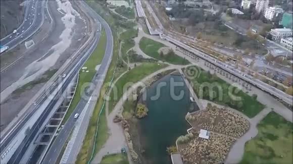 智利圣地亚哥公园河流高速公路和城市的鸟瞰图视频的预览图