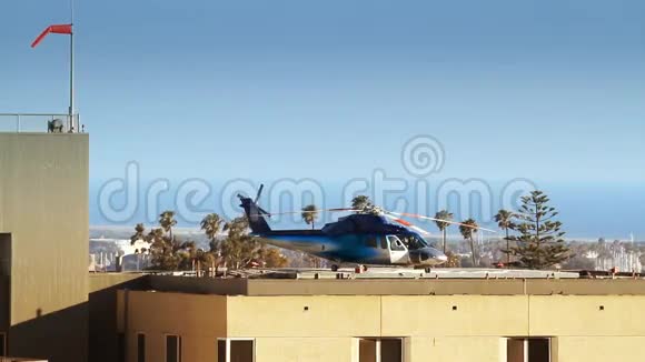 直升机准备从直升机停机坪起飞视频的预览图