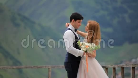 结婚纪念日在群山的背景下新郎和新娘视频的预览图