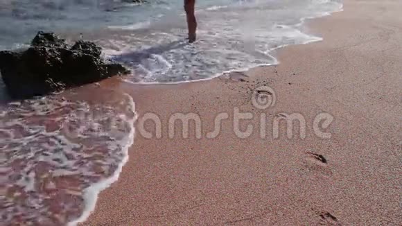 女孩的脚在沙滩上留下脚印视频的预览图