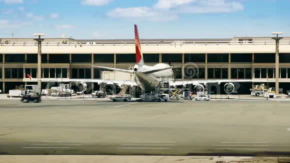 延时机场门和停机坪视频的预览图