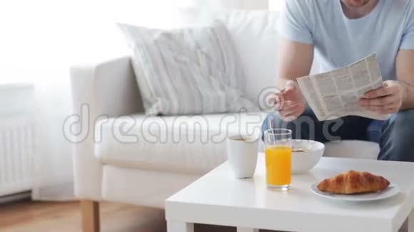 带着报纸吃早餐的男人视频的预览图