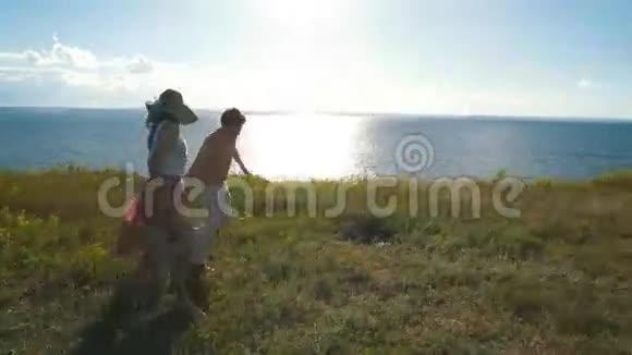 快乐的一家人沿着海岸跑玩得开心视频的预览图
