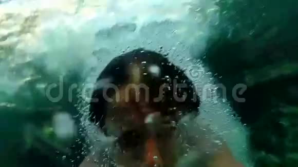 一个人在水里跳跃的慢动作视频的预览图