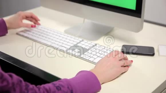 在电脑里工作的女人视频的预览图