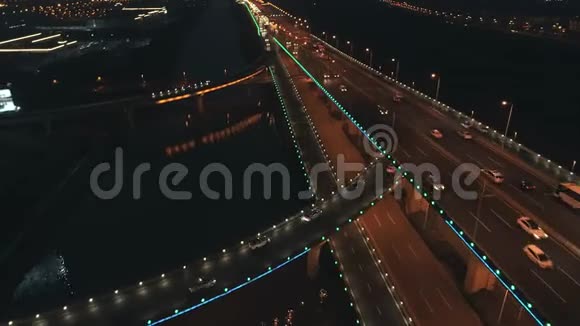 夜间高速公路立交的高空俯视图从上面俯瞰道路交叉口汽车交通和交通堵塞视频的预览图