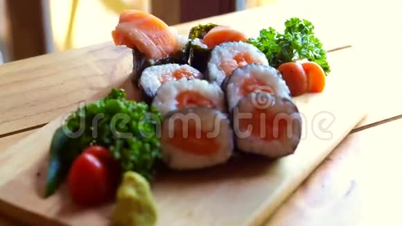 三文鱼北崎寿司漂亮的展示在木板上日本料理视频的预览图