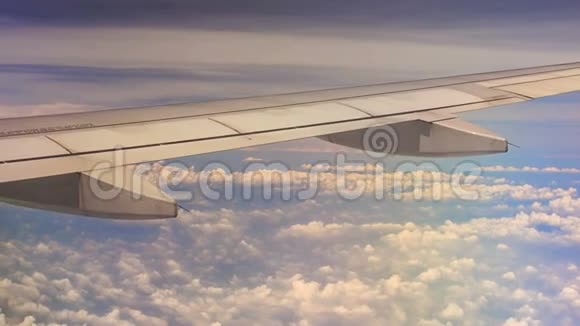 从窗口在空运机翼下观看白云视频的预览图