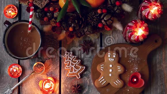 木制桌子上的圣诞自制姜饼饼干视频的预览图