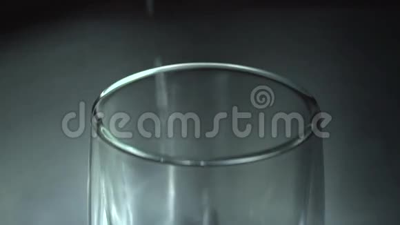 水涌入玻璃视频的预览图