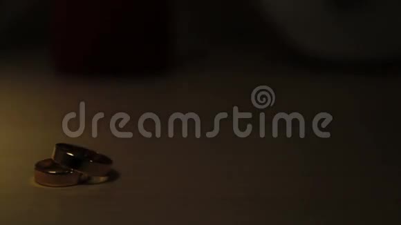 两个结婚戒指在桌子上随着变化视频的预览图
