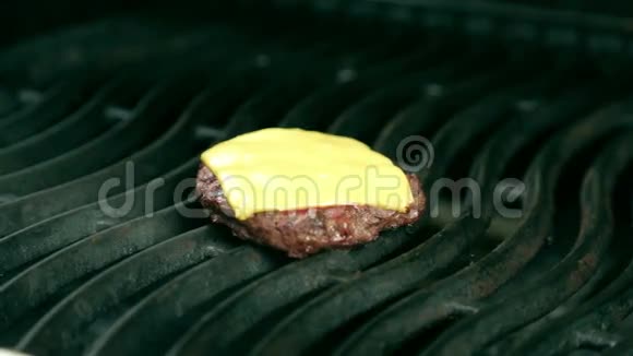 烤架上的汉堡厨师准备烤架上的馅饼开火翻过来穿上烤汉堡包视频的预览图