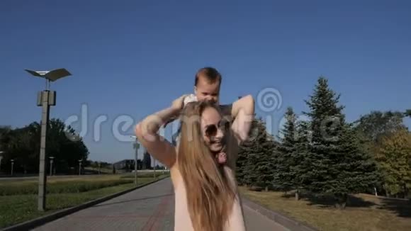 快乐的妈妈和宝宝在夏日散步视频的预览图