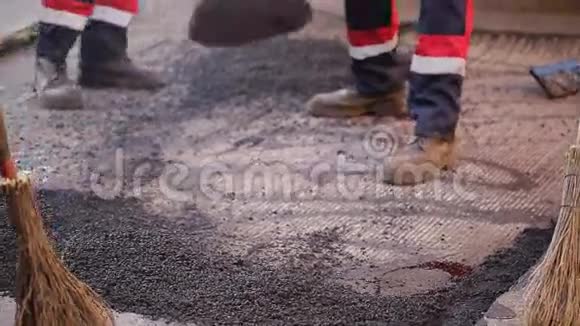 工人沥青一段破损路面视频的预览图