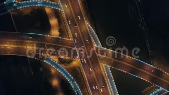 空中无人驾驶飞机飞越夜间道路交通二级道路路口上景4K视频的预览图