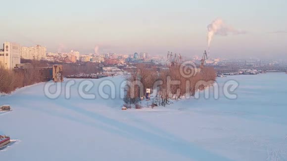 在城市的冬景中视频的预览图