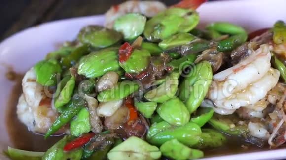 视频泰国传统食物虾薯条与帕基亚泰国菜中的健康臭药草视频的预览图