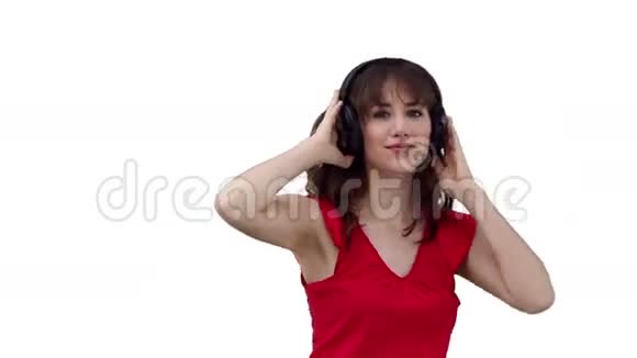 女人通过耳机听音乐跳舞视频的预览图