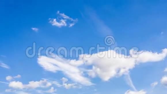 4真正的自然多云的蓝天视频的预览图