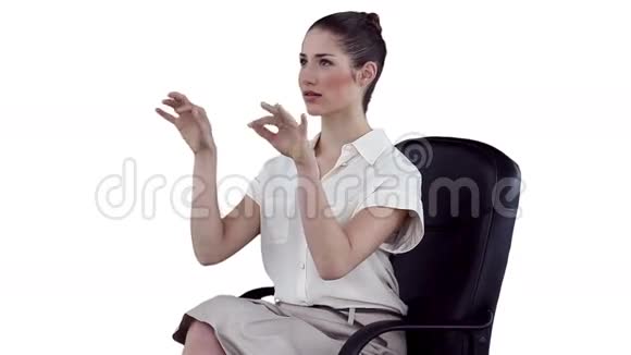一个女商人在敲虚拟键盘时全神贯注视频的预览图
