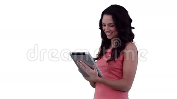 女人一边用平板电脑一边笑视频的预览图