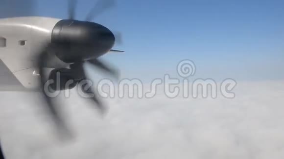 涡轮螺旋桨飞机飞越雾视频的预览图