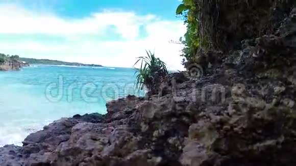 热带泻湖上几乎没有棕榈树和白色海滩天堂岛努沙伦邦根巴厘岛印度尼西亚蓝水和蓝水视频的预览图