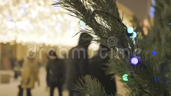 圣诞杉木搭配玩具特写失去焦点的节日灯光视频的预览图