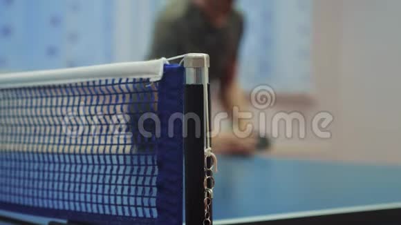 乒乓球服务理念慢动作视频模糊的焦点在网格上英译汉1男人在玩训练视频的预览图