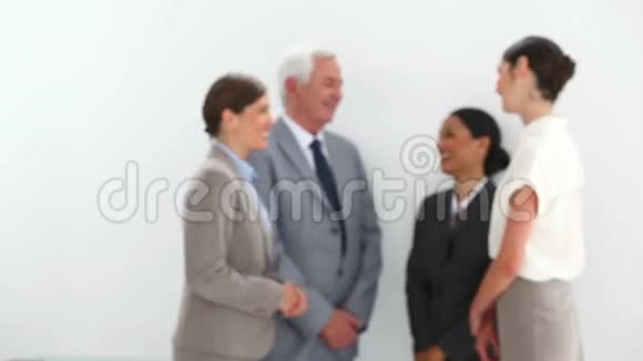 快乐女商人在同事谈话时摆姿势视频的预览图