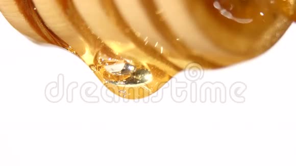 从木勺里滴下的蜂蜜一滴一滴的视频的预览图