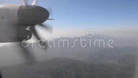 涡轮螺旋桨飞机飞越山区视频的预览图