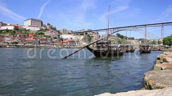 葡萄牙老波尔图和传统葡萄酒桶船视频的预览图