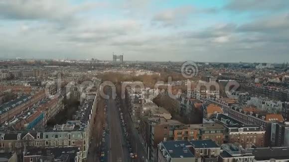 荷兰阿姆斯特丹典型街道的鸟瞰图视频的预览图