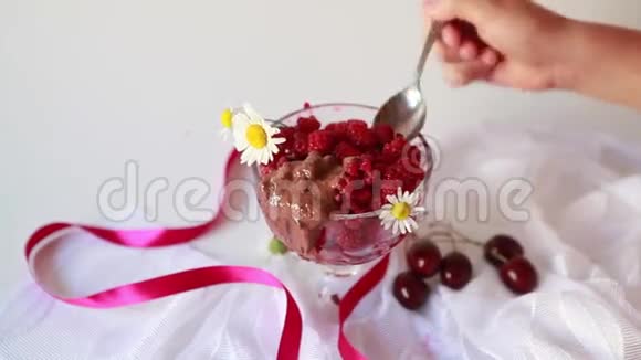 草莓甜点成熟的覆盆子视频的预览图