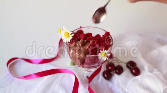 草莓甜点成熟的覆盆子视频的预览图