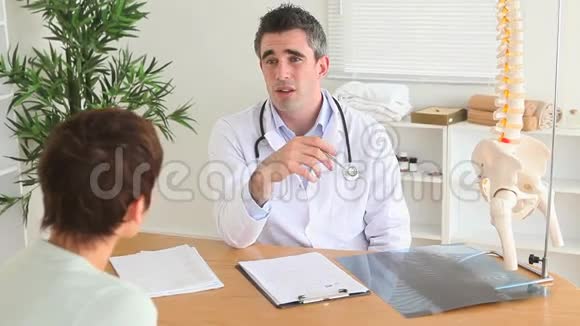 医生向他的病人解释了一些事情视频的预览图