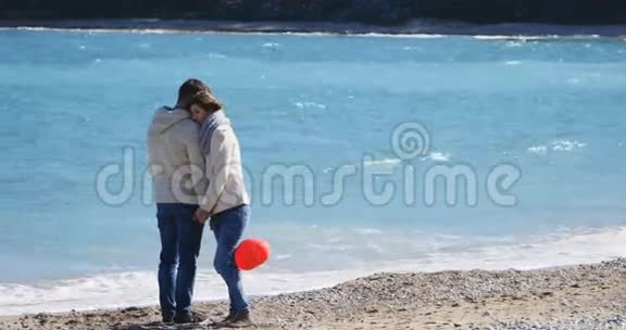 一对情侣在海边散步视频的预览图