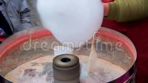 慢动作棉花糖的制作视频的预览图