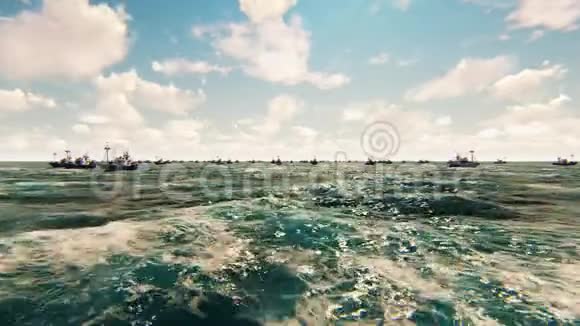 美丽的蓝色平静的海洋和商业渔船4K视频的预览图