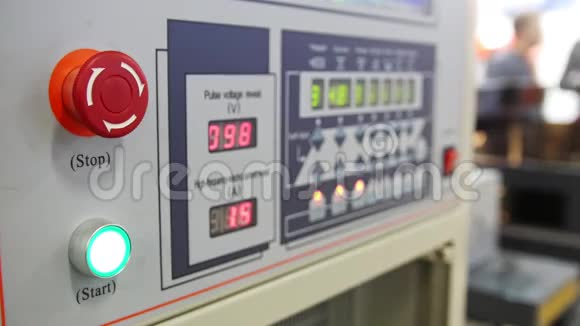 红色电源按钮工业遥控器能源安全系统管理小组视频的预览图