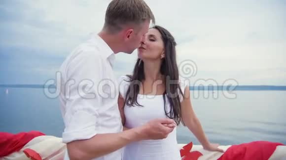 在码头恋爱的情侣视频的预览图