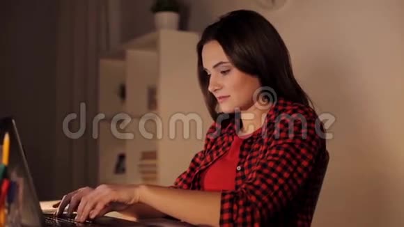 晚上在家打手提电脑的学生或妇女视频的预览图